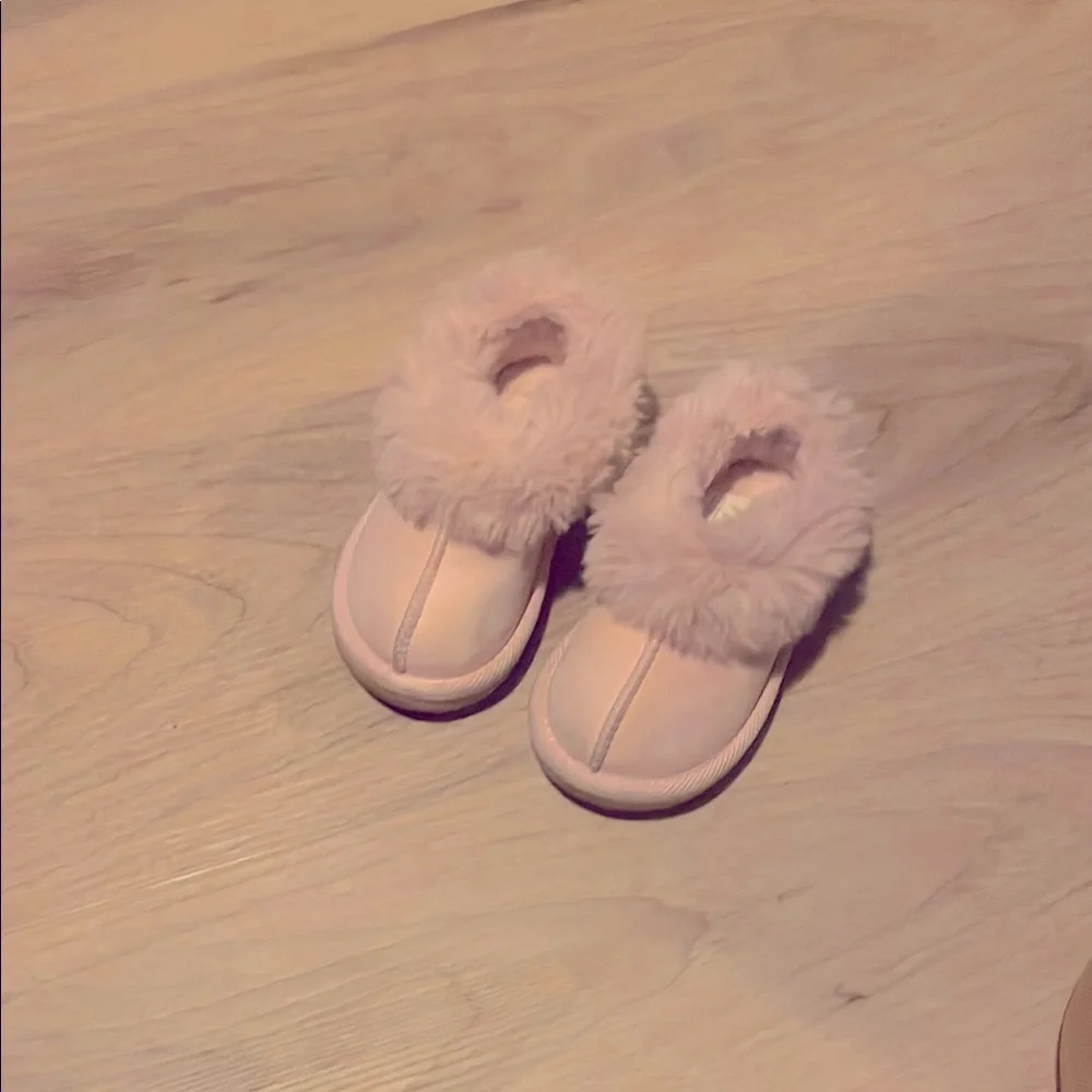 Cozy Pink Kids Shoes with Faux Fur Trim size 6
